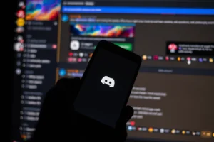 Darstellung einer Infostealer-Malware (VVS Stealer), die Discord und Browserdaten für Angriffe auf Unternehmen missbraucht